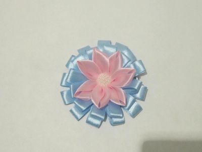 Лот: 6423008. Фото: 1. Бантик-цветочек на зажиме. Цветы из ткани