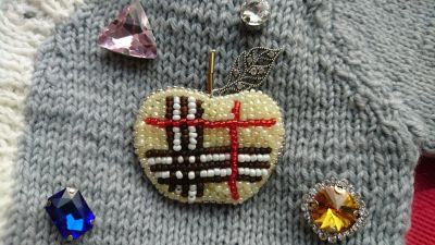Лот: 10730912. Фото: 1. Брошь яблоко burberry. Бижутерия ручной работы