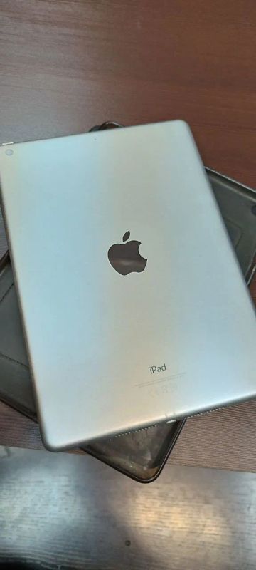 Лот: 19852377. Фото: 1. Apple iPad 6 Silver Wi-Fi A1893. Планшеты