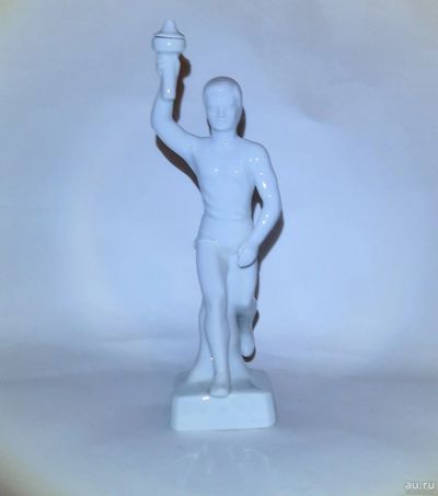 Лот: 15458835. Фото: 1. Статуэтка факелоносец олимпиада... Фарфор, керамика