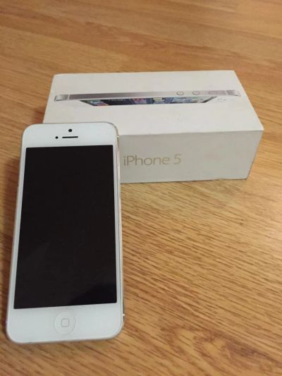 Лот: 4741379. Фото: 1. iPhone5 16 Гб, белый. Смартфоны