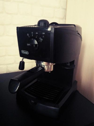 Лот: 8417058. Фото: 1. Кофеварка Delonghi рожковая с... Чайники, кофемашины, кулеры