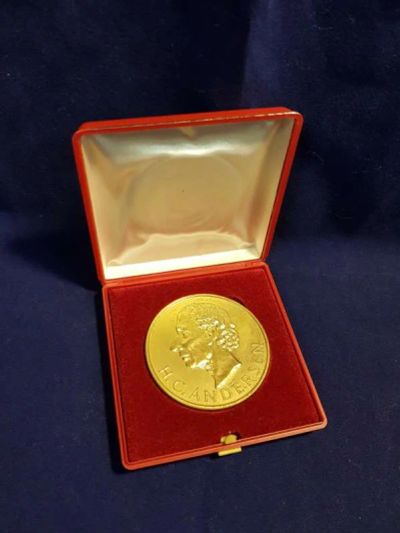 Лот: 10593672. Фото: 1. Дания 1975 Медаль Ханс Кристиан... Юбилейные