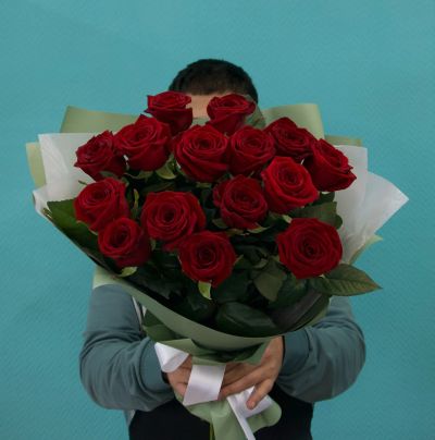 Лот: 23965429. Фото: 1. Букет из 15 красных роз. Свежие цветы
