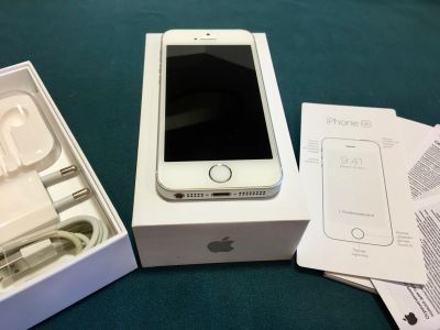 Лот: 15584361. Фото: 1. iPhone SE 32 Gb Silver. Смартфоны