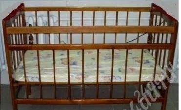 Лот: 1501064. Фото: 1. Продам деревянную кроватку (в... Детские кровати и кроватки