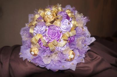 Лот: 5000201. Фото: 1. Букет из конфет Ferrero Rocher... Букеты из конфет, игрушек