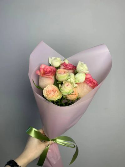 Лот: 25601550. Фото: 1. 1. Букет - комплимент с розами... Свежие цветы