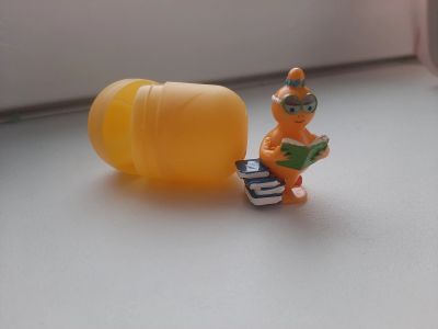 Лот: 22461952. Фото: 1. Kinder Сюрприз девочка с книжками. Игрушки