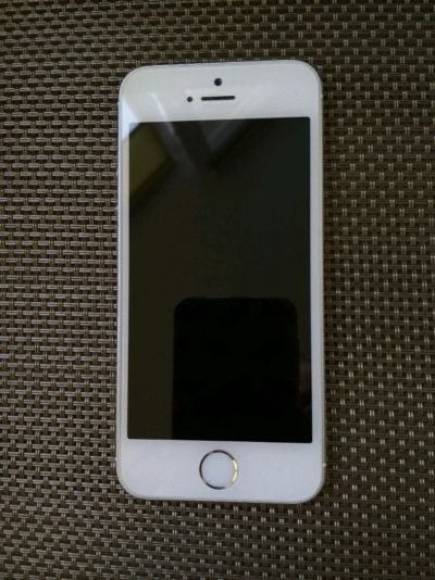 Лот: 11753178. Фото: 1. IPhone 5s 16 gb белый. Смартфоны