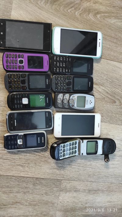 Лот: 18052522. Фото: 1. nokia and Motorola. Кнопочные мобильные телефоны