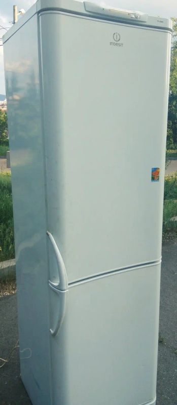 Лот: 13911733. Фото: 1. Двухкамерный холодильник Indesit... Холодильники, морозильные камеры