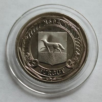 Лот: 19525382. Фото: 1. Сувенирная монета Сургут с цветным... Сувенирные