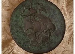Лот: 18362227. Фото: 1. Металлическая декоративная тарелка. Предметы интерьера и быта