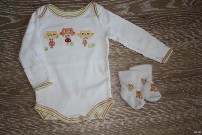 Лот: 12987908. Фото: 1. Бодик Gymboree с носочками. Ползунки, распашонки, слипы