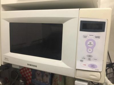Лот: 10218843. Фото: 1. Продам микроволновую печь Samsung... Микроволновки, мини-печи