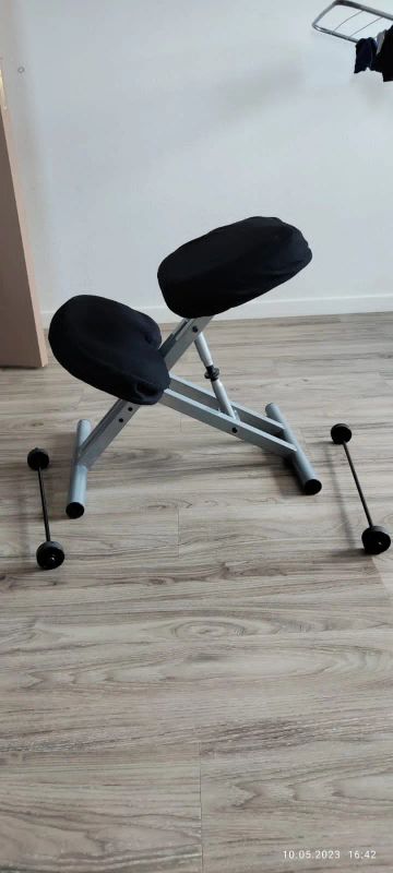 Лот: 20337416. Фото: 1. Ортопедический стул с упором в... Столики, стулья, парты