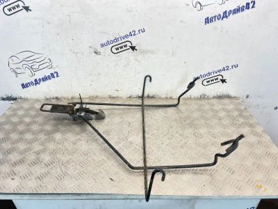 Лот: 25366438. Фото: 1. крепление запасного колеса Renault... Двигатель и элементы двигателя