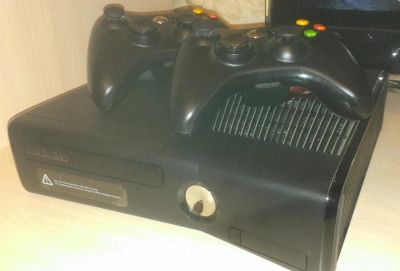 Лот: 3599372. Фото: 1. Продам Xbox 360 Slim 4Gb + 2 джойстика... Игровые приставки, консоли