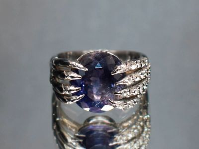Лот: 20837409. Фото: 1. Кольцо с камнем Иолит и Цирконами. Кольца, перстни