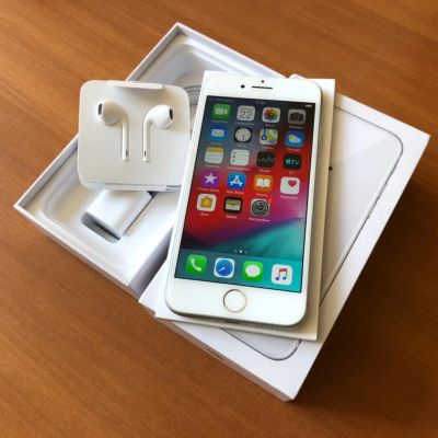 Лот: 14911618. Фото: 1. iPhone 8 64gb, Silver. Смартфоны