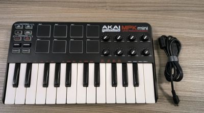 Лот: 25040186. Фото: 1. MIDI-клавиатура AKAI MPK-MINI. MIDI-оборудование