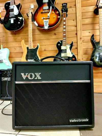 Лот: 18122829. Фото: 1. Vox VT20+ Valvetronix. Гитарные эффекты и комбоусилители