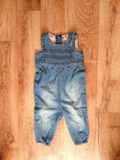 Лот: 5849715. Фото: 1. Джинсовый комбинезончик H&M на... Костюмы, пиджаки, комбинезоны