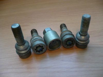Лот: 6012225. Фото: 1. Колесные "болты-секретки" заводские... Механические блокираторы и противоугонные устройства
