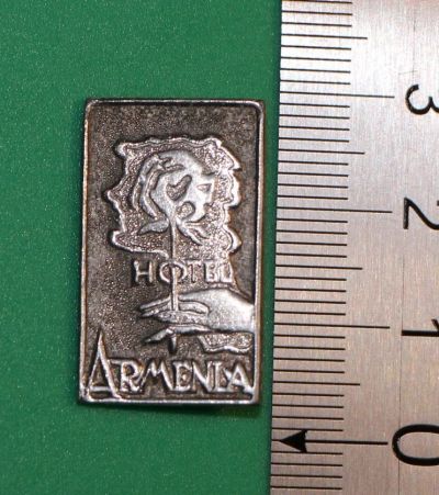 Лот: 11826313. Фото: 1. Значок: Hotel Armenia. (пл. туризм... Сувенирные