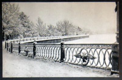 Лот: 6880196. Фото: 1. Открытка Ленинград. Перила набережной... Открытки, конверты