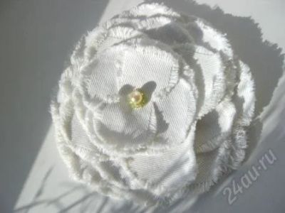 Лот: 83791. Фото: 1. Цветок из джинсовой ткани (белый... Цветы из ткани