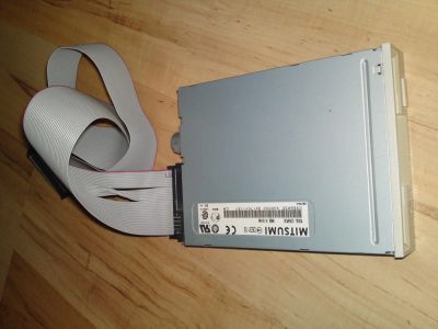 Лот: 5114837. Фото: 1. mitsumi d63119 + шлейф. Приводы CD, DVD, BR, FDD