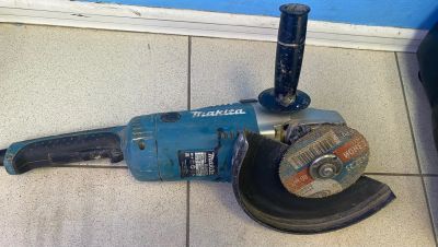 Лот: 20271642. Фото: 1. Большая болгарка Makita GA9020S. Электроинструмент
