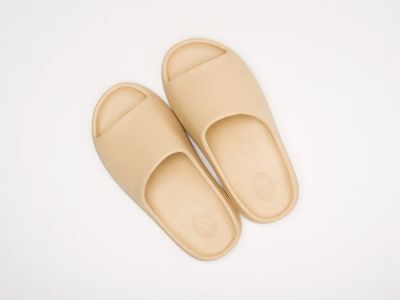 Лот: 16247292. Фото: 1. Сланцы Adidas Yeezy slide. Шлепанцы, сланцы