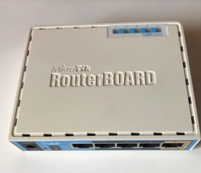 Лот: 16307676. Фото: 1. Роутер MikroTik rb951ui-2nd. Маршрутизаторы (роутеры)