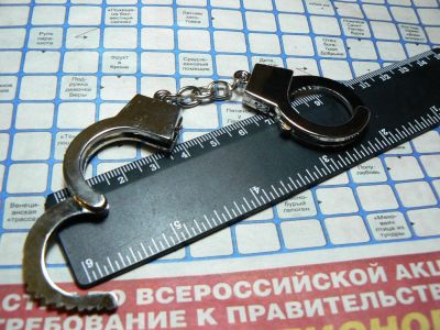 Лот: 11200416. Фото: 1. Маленькие наручники - брелок... Брелоки для ключей