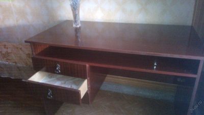 Лот: 5613038. Фото: 1. Продам лакированный письменный... Другое (офисная мебель и домашние кабинеты)