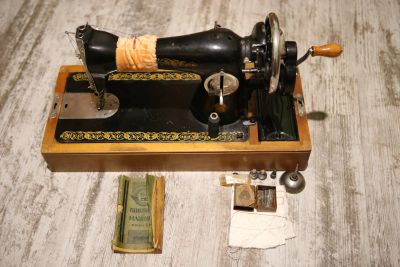 Лот: 18608875. Фото: 1. Семейная швейная машина класса... Швейная, вязальная