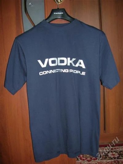 Лот: 995061. Фото: 1. Футболка с надписью Vodka connecting... Футболки, поло