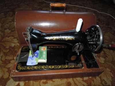 Лот: 4176763. Фото: 1. Машинка швейная. Швейная, вязальная