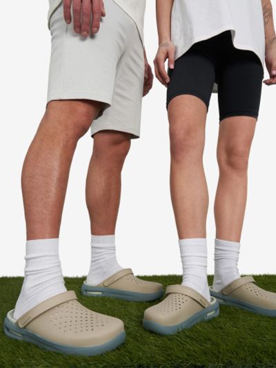Лот: 25370019. Фото: 1. Сабо Crocs InMotion, Бежевый. Шлепанцы, сланцы