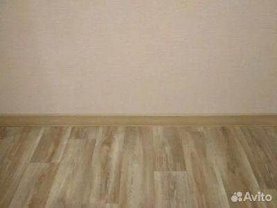 Лот: 23271578. Фото: 1. Плинтус пластиковый деконика 85... Напольные покрытия