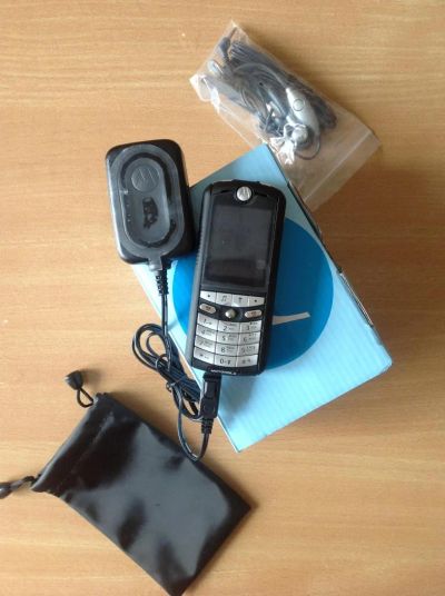 Лот: 4079046. Фото: 1. motorola E1 ROKR телефон-легенда... Кнопочные мобильные телефоны