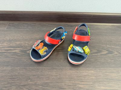 Лот: 25851163. Фото: 1. Crocs c9 + 10 джибитсов. Сандалии