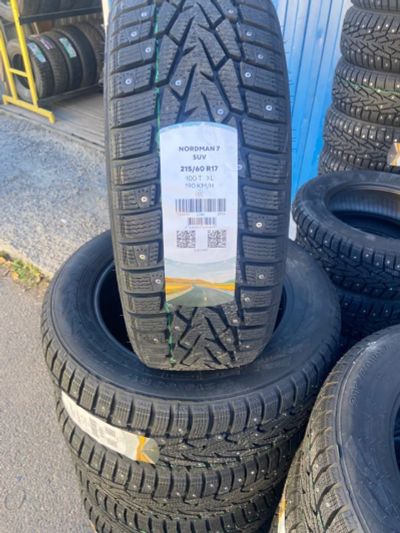 Лот: 20904503. Фото: 1. Зимняя резина 215/60 R-17 " Nokian... Шины