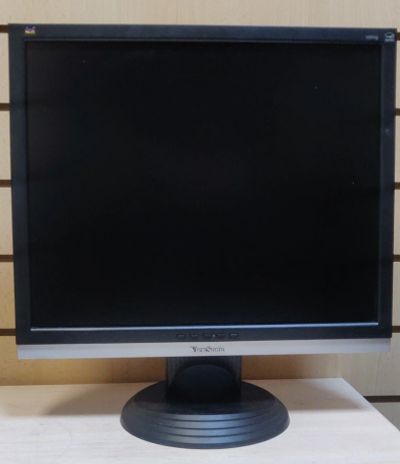 Лот: 16963617. Фото: 1. Монитор 19" VGA, кабели в комплекте... ЖК-мониторы