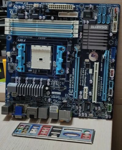 Лот: 20328512. Фото: 1. Мат. плата Gigabyte GA-A75M-UD2H... Материнские платы
