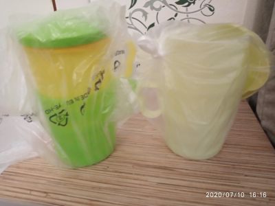 Лот: 15506426. Фото: 1. Кружка с крышкой Tupperware. Кружки, стаканы, бокалы
