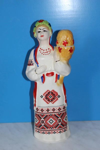 Лот: 11896540. Фото: 1. Фарфоровая статуэтка, штоф Украинка... Фарфор, керамика
